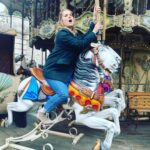 Joséphine Draï Instagram – -« Euh… Joséphine, y a des enfants. C’est gênant là»
-« Ah oui pardon. » (et elle continua 10mn) #HorsePoleDance 🎠