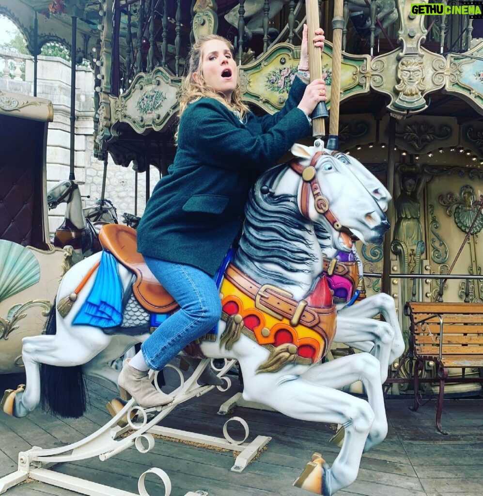 Joséphine Draï Instagram - -« Euh... Joséphine, y a des enfants. C’est gênant là» -« Ah oui pardon. » (et elle continua 10mn) #HorsePoleDance 🎠