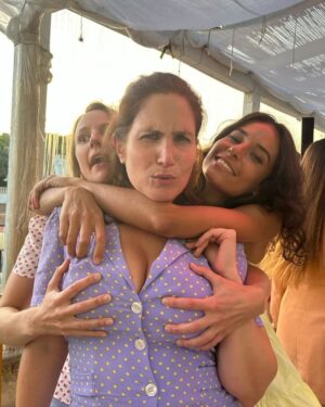 Joséphine Draï Instagram - « Touche mes seins, ça porte bonheur. Si si. »
Ce fut ma tagline pendant le tournage mémorable de « Vive les mariés », le 1er long métrage de la boss @elsa_blayau avec une équipe de 🔥 Près de 2 mois en Italie, du soleil, des gens drôles et talentueux, que demander de plus?! (à part que le film fasse 8 millions d’entrées?)
🤌🏻🎬♥️🇮🇹
