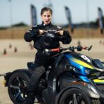 Joséphine Draï Instagram - 🏎💨♥️Expérience mythique et inoubliable grâce à @sandraandcoparis et @canamonroad Le challenge Talon pointe: Rouler au profit de l’association @superheros_association entourée de meufs en or sur le @circuitpaulricard Je n’ai toujours pas les mots… Merci à tous les partenaires de cette folle aventure! @be_lapage @lamera_cup @franckprovostparis @ladiereskincare @maisonhikakuparis @hotelducastellet @poleposition77 Et l’équipe de fous @sammymuske @gaelleconstantini @mariehelenebacle_pro @pauline_suma