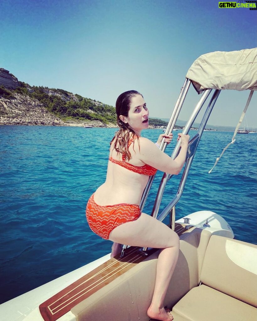 Joséphine Draï Instagram - Un bateau, ça sert à faire des photos distinguées, détendues et prises sur le vif surtout, non? 🐳 💦🚤 / 📷 @marceau.rg @jules_mg