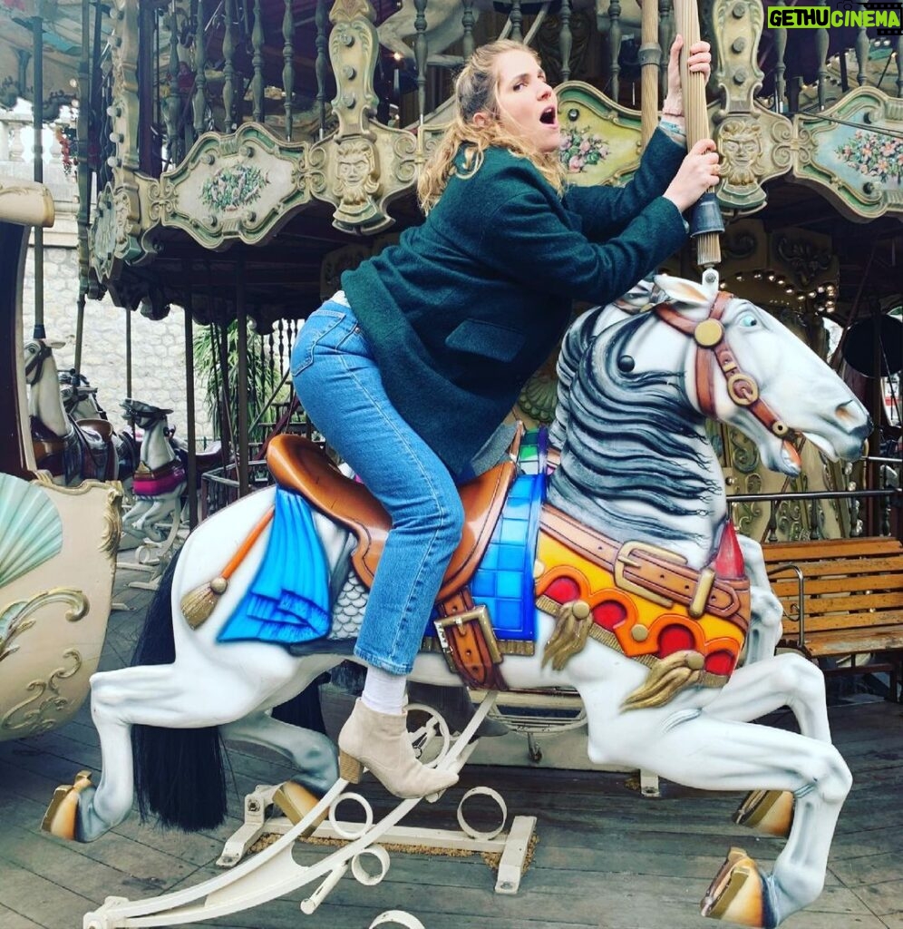 Joséphine Draï Instagram - -« Euh... Joséphine, y a des enfants. C’est gênant là» -« Ah oui pardon. » (et elle continua 10mn) #HorsePoleDance 🎠