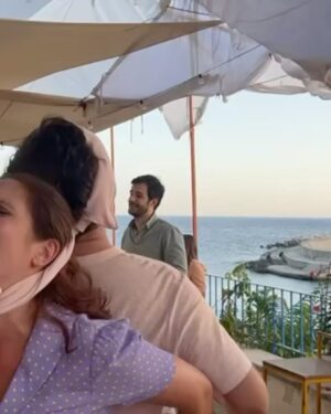 Joséphine Draï Instagram - « Touche mes seins, ça porte bonheur. Si si. »
Ce fut ma tagline pendant le tournage mémorable de « Vive les mariés », le 1er long métrage de la boss @elsa_blayau avec une équipe de 🔥 Près de 2 mois en Italie, du soleil, des gens drôles et talentueux, que demander de plus?! (à part que le film fasse 8 millions d’entrées?)
🤌🏻🎬♥️🇮🇹