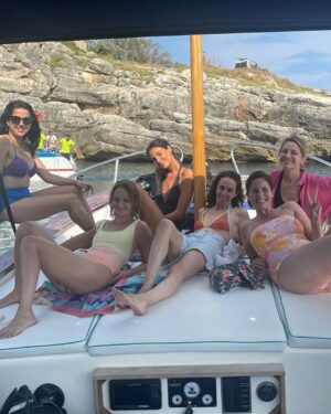Joséphine Draï Instagram - « Touche mes seins, ça porte bonheur. Si si. »
Ce fut ma tagline pendant le tournage mémorable de « Vive les mariés », le 1er long métrage de la boss @elsa_blayau avec une équipe de 🔥 Près de 2 mois en Italie, du soleil, des gens drôles et talentueux, que demander de plus?! (à part que le film fasse 8 millions d’entrées?)
🤌🏻🎬♥️🇮🇹