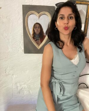 Joséphine Draï Instagram - « Touche mes seins, ça porte bonheur. Si si. »
Ce fut ma tagline pendant le tournage mémorable de « Vive les mariés », le 1er long métrage de la boss @elsa_blayau avec une équipe de 🔥 Près de 2 mois en Italie, du soleil, des gens drôles et talentueux, que demander de plus?! (à part que le film fasse 8 millions d’entrées?)
🤌🏻🎬♥️🇮🇹