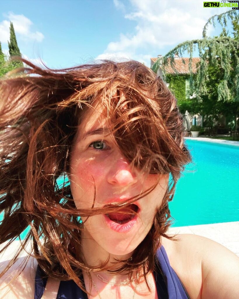 Joséphine Draï Instagram - BoireDormirMangerLireBronzer (adlib) @hotellemoulindaure 🌻♥🍷🍑📚 Hôtel Le Moulin d'Aure