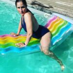 Joséphine Draï Instagram - Ça me manque de poser négligemment et subtilement dans des endroits de villégiature aquatique. Reviens l’été !!! 💦☀️🏊‍♀️
