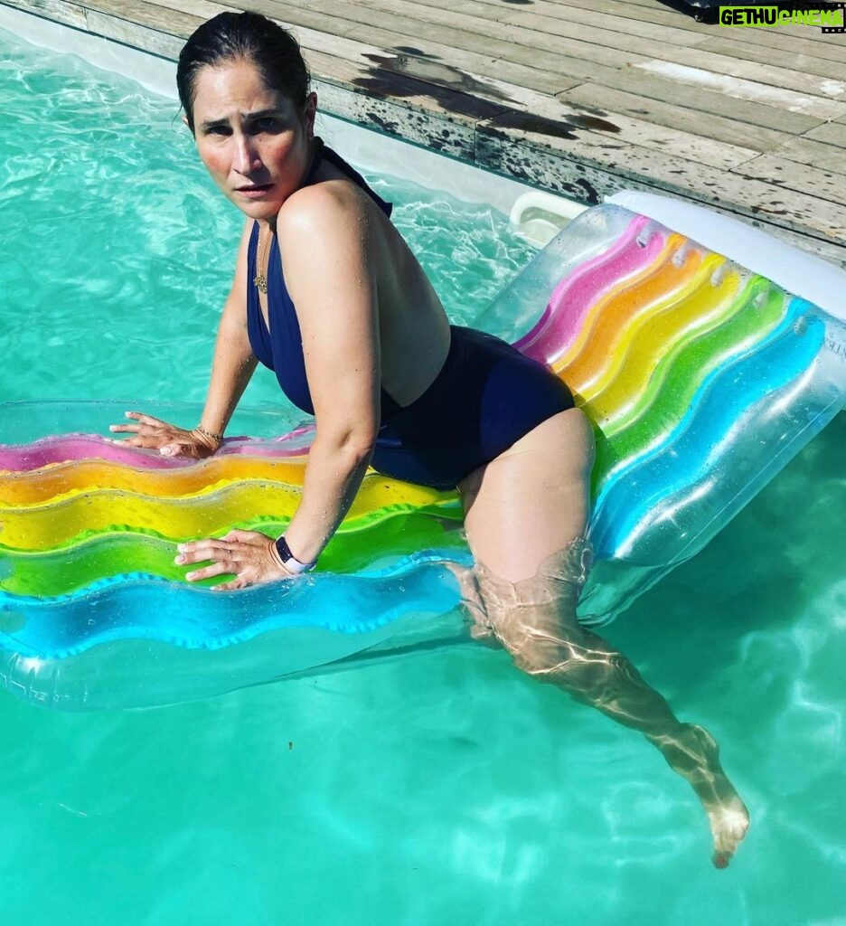 Joséphine Draï Instagram - Ça me manque de poser négligemment et subtilement dans des endroits de villégiature aquatique. Reviens l’été !!! 💦☀🏊‍♀