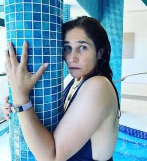 Joséphine Draï Instagram - Ça me manque de poser négligemment et subtilement dans des endroits de villégiature aquatique. Reviens l’été !!! 💦☀️🏊‍♀️