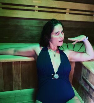 Joséphine Draï Instagram - Ça me manque de poser négligemment et subtilement dans des endroits de villégiature aquatique. Reviens l’été !!! 💦☀️🏊‍♀️