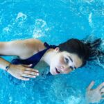 Joséphine Draï Instagram - Ça me manque de poser négligemment et subtilement dans des endroits de villégiature aquatique. Reviens l’été !!! 💦☀️🏊‍♀️