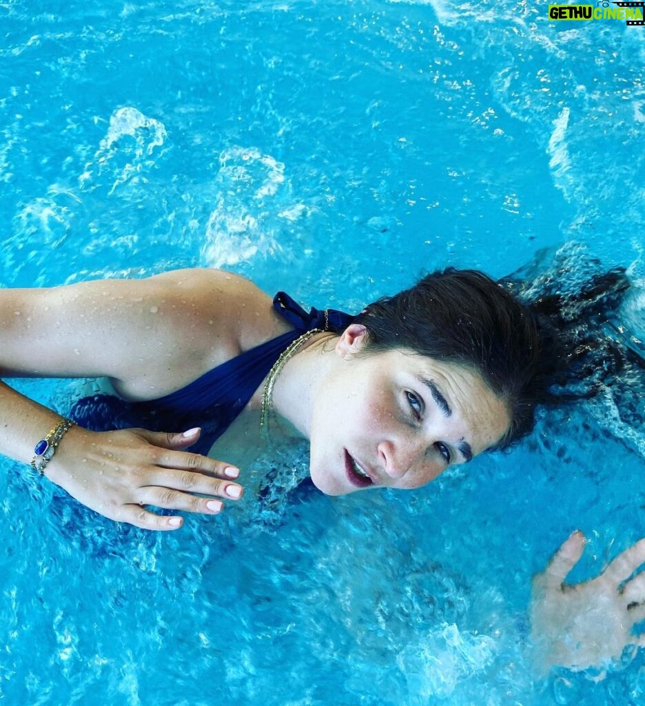 Joséphine Draï Instagram - Ça me manque de poser négligemment et subtilement dans des endroits de villégiature aquatique. Reviens l’été !!! 💦☀🏊‍♀