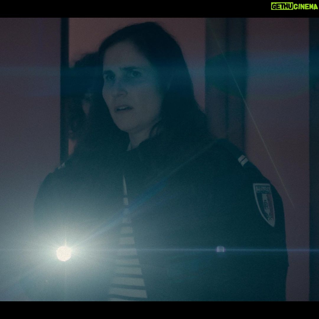 Joséphine Draï Instagram - J’ai appris à faire 3 différentes clés de bras pour cette série. Faut pas l’emmerder la dame…#Darknetsurmer c’est le 7 octobre sur @primevideofr et si tu regardes pas, je saurai te le faire regretter.