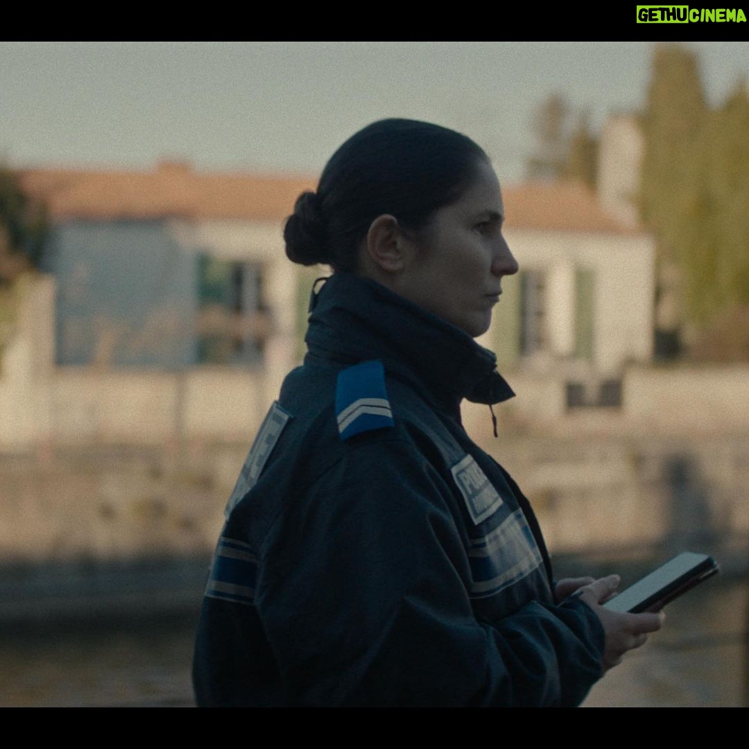 Joséphine Draï Instagram - J’ai appris à faire 3 différentes clés de bras pour cette série. Faut pas l’emmerder la dame…#Darknetsurmer c’est le 7 octobre sur @primevideofr et si tu regardes pas, je saurai te le faire regretter.