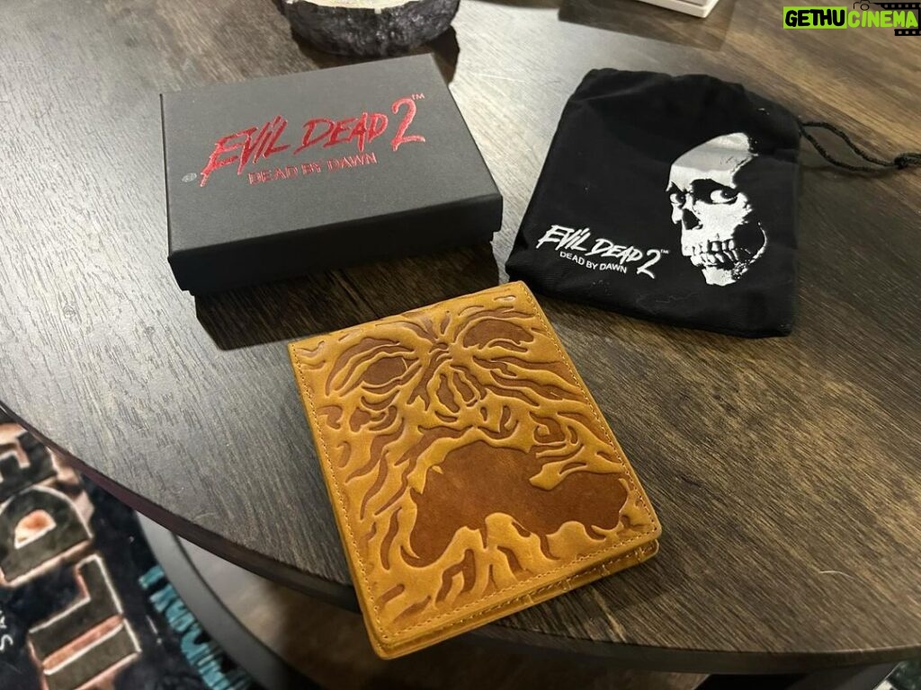Joseph Ruby Instagram - Wife got me a new wallet and it rocks @middleofbeyond