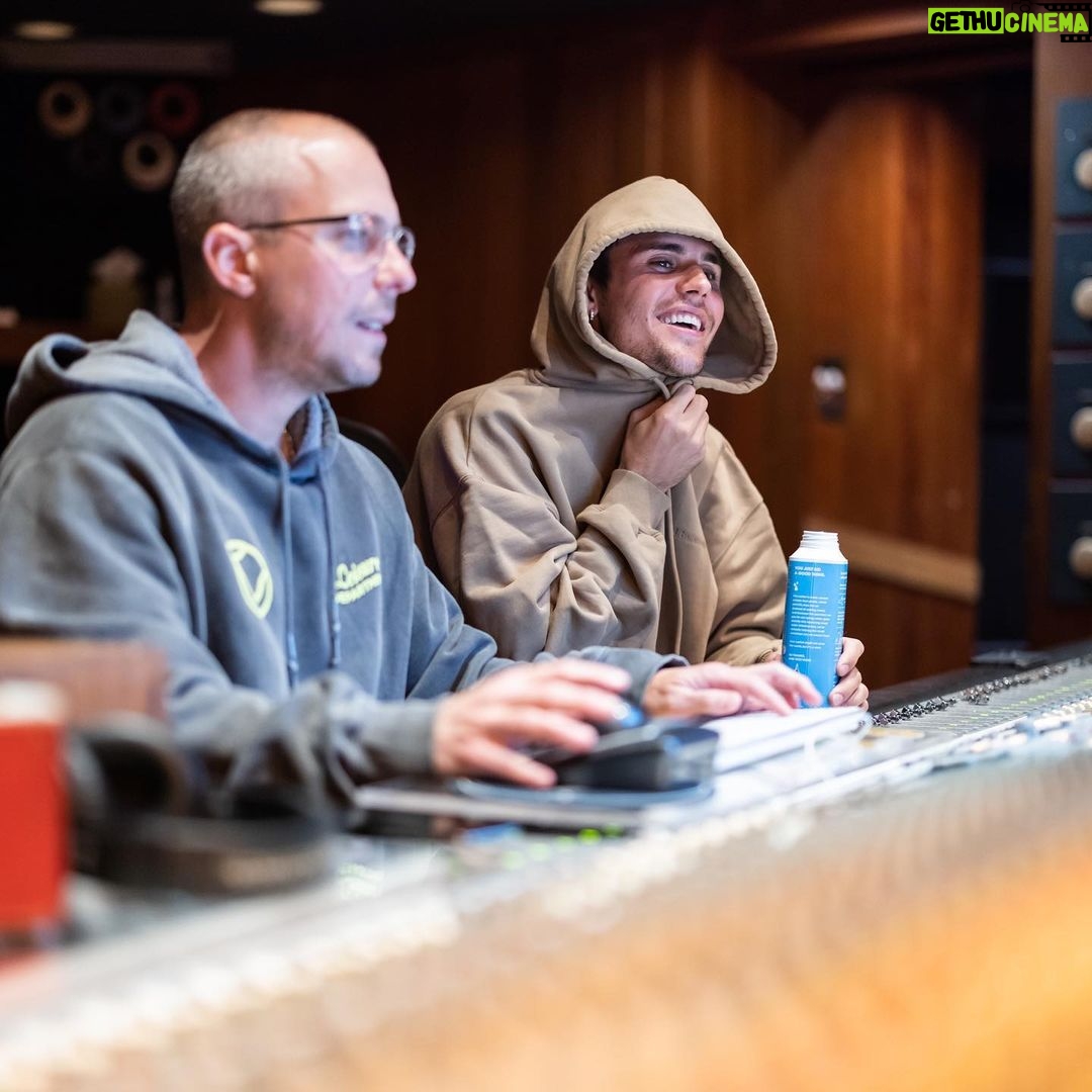 Josh Gudwin - 8.4K Likes - Having fun while gettin it done w my brother @justinbieber
📸 @rorykramer