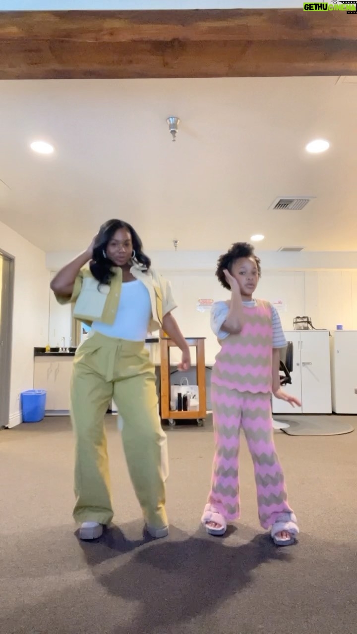 Journey Christine - 2.2K Likes - Fun at work with my sis Daria 💕
#TheUpshaws
