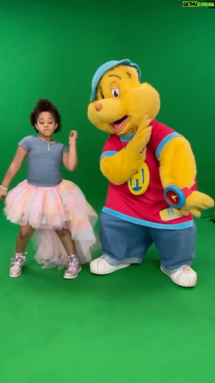 Journey Christine - 2.8K Likes - @journeychristine taught me this dance🔥 How did we do?
DC: ???
#hiphopharry #journeychristine #dance #challenge