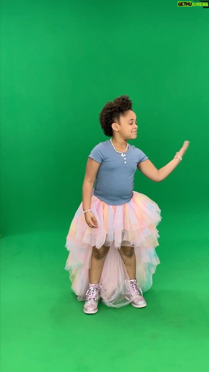 Journey Christine - 12.7K Likes - The whole crew is here! 💯🙌 @journeychristine
@theofficialsupermarcus
@queenkhamyra
#hiphopharry #godaddygo #challenge #theupshaws #badkidsupermarcus #queenkhamyra