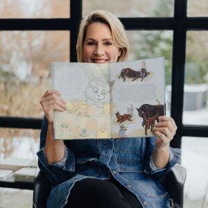 Judith Rakers Instagram - Montag erscheint mein neues Buch 💚… Und ich bin so gespannt, wie ihr es findet. Zum ersten Mal habe ich für kleine Leserinnen und Leser geschrieben - über meine kleine Farm, die Tiere dort und über den Gemüseanbau. Es ist die Geschichte von meinem Kater Jack - wie er zu mir auf die Farm kam und hier alles entdeckte. Genauso wie ich, die ja auch erstmal viel lernen musste über den Gemüseanbau, die Hühner und den Garten. Ich wollte ein liebevolles Buch schreiben - voller Respekt für die Tiere und die Natur. Eine unterhaltsame Geschichte, bei der Kinder ganz viel lernen und entdecken können. @julia.weinmann hat meine Geschichte so wunderschön  illustriert, dass ich gar nicht glauben kann, was für ein schönes Buch hier entstanden ist. Wir haben das gesamte vergangene Jahr daran gearbeitet und jetzt ist es da 😍. Meine Güte, was für ein Gefühl. Ich weiß noch, wie ich das erste Wort in den Computer tippte… Und nun bin ich so gespannt, wie ihr Jacks Geschichte findet - ihr kennt ja alle Tiere schon von Instagram: Jack und Lotti, Pferd Sazou, Fohlen Charlie, Maulwurf Günter und die Chicken-Gang. Das Buch gibt es überall, wo es Bücher gibt (und in meinem Farmshop sogar mit Signatur). #Kinderbuch #Homefarming #judithskleineFarm #KaterJacksuchteinenFreund #JacktheSwiffer  #Sachbilderbuch #Natur #Garten