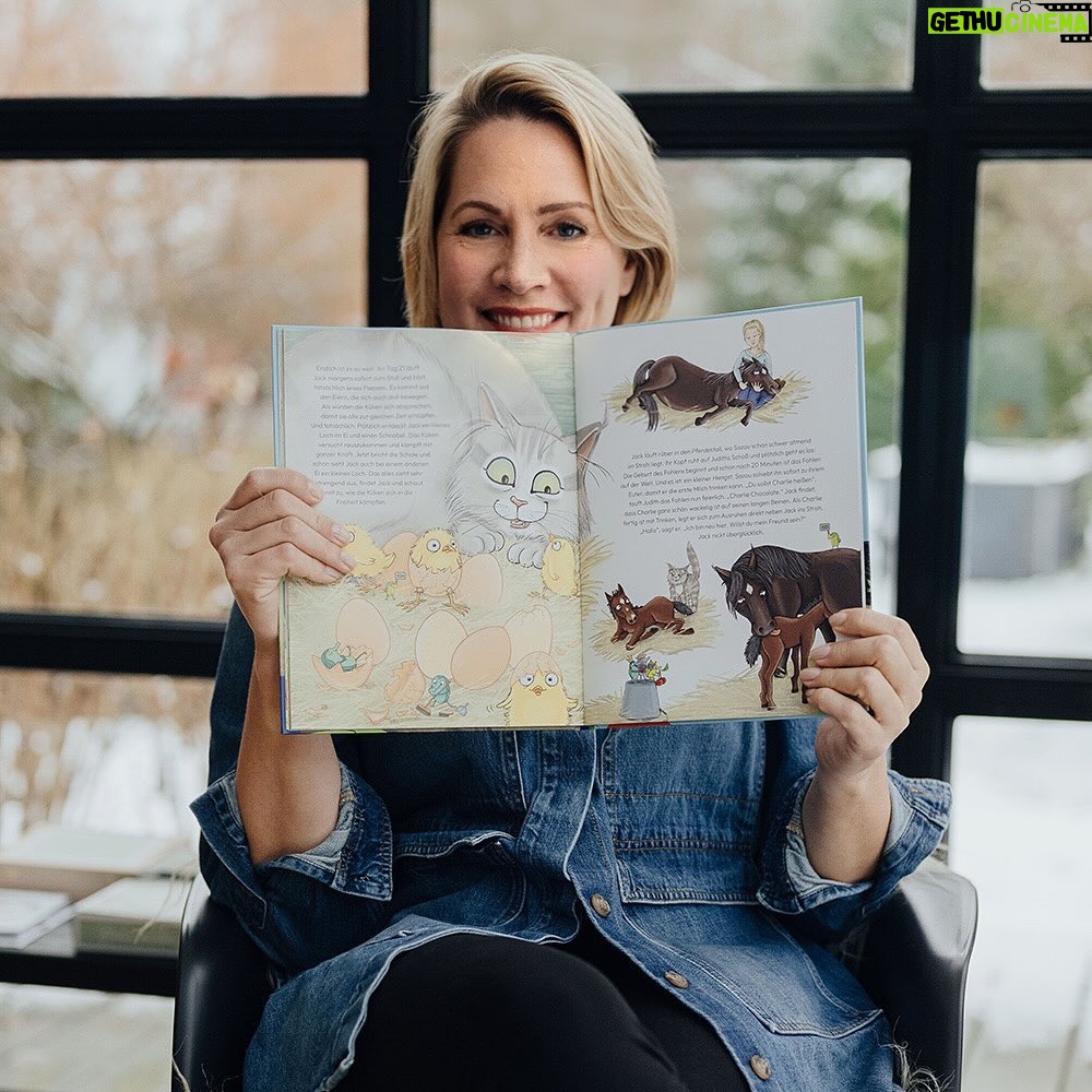 Judith Rakers Instagram - Montag erscheint mein neues Buch 💚… Und ich bin so gespannt, wie ihr es findet. Zum ersten Mal habe ich für kleine Leserinnen und Leser geschrieben - über meine kleine Farm, die Tiere dort und über den Gemüseanbau. Es ist die Geschichte von meinem Kater Jack - wie er zu mir auf die Farm kam und hier alles entdeckte. Genauso wie ich, die ja auch erstmal viel lernen musste über den Gemüseanbau, die Hühner und den Garten. Ich wollte ein liebevolles Buch schreiben - voller Respekt für die Tiere und die Natur. Eine unterhaltsame Geschichte, bei der Kinder ganz viel lernen und entdecken können. @julia.weinmann hat meine Geschichte so wunderschön illustriert, dass ich gar nicht glauben kann, was für ein schönes Buch hier entstanden ist. Wir haben das gesamte vergangene Jahr daran gearbeitet und jetzt ist es da 😍. Meine Güte, was für ein Gefühl. Ich weiß noch, wie ich das erste Wort in den Computer tippte… Und nun bin ich so gespannt, wie ihr Jacks Geschichte findet - ihr kennt ja alle Tiere schon von Instagram: Jack und Lotti, Pferd Sazou, Fohlen Charlie, Maulwurf Günter und die Chicken-Gang. Das Buch gibt es überall, wo es Bücher gibt (und in meinem Farmshop sogar mit Signatur). #Kinderbuch #Homefarming #judithskleineFarm #KaterJacksuchteinenFreund #JacktheSwiffer #Sachbilderbuch #Natur #Garten