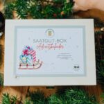 Judith Rakers Instagram - Ihr Lieben, wir haben wie wild und mit viel Kaffee und Schokolade zur Motivation gepackt in den letzten Wochen und sind trotzdem kaum noch hinterhergekommen: Ihr habt so viele Adventskalender bestellt, dass wir selbst unsere Lieferanten an ihre Grenzen gebracht haben ;-) Ich freue mich riesig darüber, dass ihr unseren nachhaltigen Adventskalender genauso toll findet wie ich. Aber ich bestelle jetzt keine Kalender mehr nach. Ein paar sind noch da, aber wenn diese weg sind, atmen wir erstmal kurz durch, essen ein Stück Lebkuchen (gemeinsam mit der zauberhaften Postbotin Maren, die uns doll unterstützt hat) und präsentieren euch dann unsere nachhaltigen Geschenkideen zum Fest. Und dann gehts zu Luises Freude wieder los mit dem Packen in lustiger Teamwork (und Raschelpapier)auf der kleinen Farm. Ich wünsche euch ein zauberhaftes Wochenende. #homefarming #adventskalender #bio #nachhaltigegeschenke *WERBUNGINEIGENERSACHE*