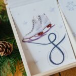 Judith Rakers Instagram - Ihr Lieben, wir haben wie wild und mit viel Kaffee und Schokolade zur Motivation gepackt in den letzten Wochen und sind trotzdem kaum noch hinterhergekommen: Ihr habt so viele Adventskalender bestellt, dass wir selbst unsere Lieferanten an ihre Grenzen gebracht haben ;-) Ich freue mich riesig darüber, dass ihr unseren nachhaltigen Adventskalender genauso toll findet wie ich. Aber ich bestelle jetzt keine Kalender mehr nach. Ein paar sind noch da, aber wenn diese weg sind, atmen wir erstmal kurz durch, essen ein Stück Lebkuchen (gemeinsam mit der zauberhaften Postbotin Maren, die uns doll unterstützt hat) und präsentieren euch dann unsere nachhaltigen Geschenkideen zum Fest. Und dann gehts zu Luises Freude wieder los mit dem Packen in lustiger Teamwork (und Raschelpapier)auf der kleinen Farm. Ich wünsche euch ein zauberhaftes Wochenende. #homefarming #adventskalender #bio #nachhaltigegeschenke *WERBUNGINEIGENERSACHE*