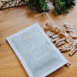 Judith Rakers Instagram - (Aktualisierung: Leider ist der Kalender schon wieder ausverkauft. Ich lasse nochmal eine kleine Menge nachproduzieren…). 🥕Back in stock: unser Bio-Saatgut-Adventskalender ist wieder auf Lager :-) Allerdings in kleiner Auflage. Ihr könnt bestellen in unserem Farmshop unter www.Homefarming.de. Montag entscheiden wir, ob wir nochmal eine größere Menge produzieren lassen. Ich hätte nicht gedacht, wieviel Freude ihr daran habt - wir packen hier auf der kleinen Farm, was das Zeug hält. Selbst Luise muss helfen. #homefarming #bio #samenfestesSaatgut #nachhaltigeprodukte #Geschenkidee #adventskalender #restock