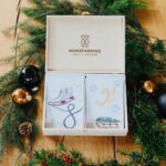 Judith Rakers Instagram - (Aktualisierung: Leider ist der Kalender schon wieder ausverkauft. Ich lasse nochmal eine kleine Menge nachproduzieren…). 🥕Back in stock: unser Bio-Saatgut-Adventskalender ist wieder auf Lager :-) Allerdings in kleiner Auflage. Ihr könnt bestellen in unserem Farmshop unter www.Homefarming.de. Montag entscheiden wir, ob wir nochmal eine größere Menge produzieren lassen. Ich hätte nicht gedacht, wieviel Freude ihr daran habt - wir packen hier auf der kleinen Farm, was das Zeug hält. Selbst Luise muss helfen. #homefarming #bio #samenfestesSaatgut #nachhaltigeprodukte #Geschenkidee #adventskalender #restock