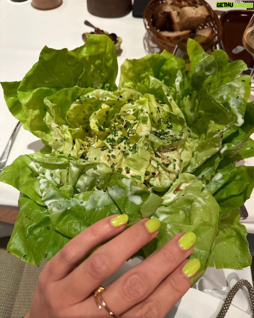 Judith Rakers Instagram - Mädelsabend in Hamburg und direkt eine Idee für zu Hause mitgenommen: ganzer grüner Salatkopf mit Buttermilch-Dressing. Bisschen schwierig zu essen, aber sehr lecker! Salat hab ich ja genug im Beet 😉… Im übrigen werde ich jetzt öfter einfach das bestellen, was zum Outfit passt 😅💚 #nightout #farmgirlgoestotown #rezeptidee #grillroyal #hamburg