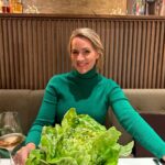 Judith Rakers Instagram – Mädelsabend in Hamburg und direkt eine Idee für zu Hause mitgenommen: ganzer grüner Salatkopf mit Buttermilch-Dressing. Bisschen schwierig zu essen, aber sehr lecker! Salat hab ich ja genug im Beet 😉… Im übrigen werde ich jetzt öfter einfach das bestellen, was zum Outfit passt 😅💚 #nightout #farmgirlgoestotown #rezeptidee #grillroyal #hamburg
