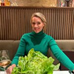 Judith Rakers Instagram - Mädelsabend in Hamburg und direkt eine Idee für zu Hause mitgenommen: ganzer grüner Salatkopf mit Buttermilch-Dressing. Bisschen schwierig zu essen, aber sehr lecker! Salat hab ich ja genug im Beet 😉… Im übrigen werde ich jetzt öfter einfach das bestellen, was zum Outfit passt 😅💚 #nightout #farmgirlgoestotown #rezeptidee #grillroyal #hamburg