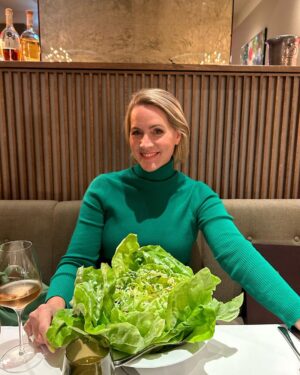Judith Rakers Instagram - Mädelsabend in Hamburg und direkt eine Idee für zu Hause mitgenommen: ganzer grüner Salatkopf mit Buttermilch-Dressing. Bisschen schwierig zu essen, aber sehr lecker! Salat hab ich ja genug im Beet 😉… Im übrigen werde ich jetzt öfter einfach das bestellen, was zum Outfit passt 😅💚 #nightout #farmgirlgoestotown #rezeptidee #grillroyal #hamburg