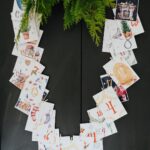 Judith Rakers Instagram - Heute stelle ich euch unseren Bio-Saatgut-Adventskalender in der Holzbox (links im Bild) vor. In der wiederverwendbaren Holzbox findet ihr 24 Saatguttüten, Sisalband und kleine Holzklammern. Damit könnt ihr die mit Weihnachtsmotiven verzierten Saatguttüten aufhängen - an der Wand, am Treppenlauf, an der Tür, über dem Kamin oder wo auch immer ihr Platz dafür habt. Ich habe wieder 24 leckere Bio-Saatgutsorten für euch ausgesucht - andere als im letzten Jahr, damit das Homefarming spannend bleibt für euch. Es sind Gemüsesorten drin, aber auch Kräuter und essbare Blüten. So kommt unglaublich leckere und bunte Vielfalt in euer Zuhause. Das Saatgut ist Bio-zertifiziert und samenfest - das heißt, ihr könnt aus den Pflanzen immer wieder neues Saatgut gewinnen. Abgefüllt wird das Bio-Saatgut für unseren Holzbox-Adventskalender von einem Familienunternehmen in Süddeutschland. 💚Und ganz neu: ihr findet auf JEDER Saatguttüte nicht nur die wichtigsten Infos zu Aussaat-Zeitpunkt, Saattiefe und Ernte, sondern auch einen QR-Code, der euch zu unserem ausführlichen Steckbrief im Homefarming-Magazin führt. Wir liefern euch also noch viele Infos mit, damit der Anbau funktioniert und die Ernte auf jeden Fall reich und lecker wird. 🎄24 Tüten Gemüseglück als Adventskalender- zum Verschenken und Selber-Freuen. Und dann ein ganzes Jahr säen, ernten und genießen. Ihr findet den Kalender unter dem Link in der Bio 🎁 Oder unter www.Homefarming.de/Shop. #geschenkidee #adventskalender #bio-Saatgut #nachhaltigschenken #homefarming #machsdirleckerzuhause