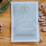 Judith Rakers Instagram - Heute stelle ich euch unseren Bio-Saatgut-Adventskalender in der Holzbox (links im Bild) vor. In der wiederverwendbaren Holzbox findet ihr 24 Saatguttüten, Sisalband und kleine Holzklammern. Damit könnt ihr die mit Weihnachtsmotiven verzierten Saatguttüten aufhängen - an der Wand, am Treppenlauf, an der Tür, über dem Kamin oder wo auch immer ihr Platz dafür habt. Ich habe wieder 24 leckere Bio-Saatgutsorten für euch ausgesucht - andere als im letzten Jahr, damit das Homefarming spannend bleibt für euch. Es sind Gemüsesorten drin, aber auch Kräuter und essbare Blüten. So kommt unglaublich leckere und bunte Vielfalt in euer Zuhause. Das Saatgut ist Bio-zertifiziert und samenfest - das heißt, ihr könnt aus den Pflanzen immer wieder neues Saatgut gewinnen. Abgefüllt wird das Bio-Saatgut für unseren Holzbox-Adventskalender von einem Familienunternehmen in Süddeutschland. 💚Und ganz neu: ihr findet auf JEDER Saatguttüte nicht nur die wichtigsten Infos zu Aussaat-Zeitpunkt, Saattiefe und Ernte, sondern auch einen QR-Code, der euch zu unserem ausführlichen Steckbrief im Homefarming-Magazin führt. Wir liefern euch also noch viele Infos mit, damit der Anbau funktioniert und die Ernte auf jeden Fall reich und lecker wird. 🎄24 Tüten Gemüseglück als Adventskalender- zum Verschenken und Selber-Freuen. Und dann ein ganzes Jahr säen, ernten und genießen. Ihr findet den Kalender unter dem Link in der Bio 🎁 Oder unter www.Homefarming.de/Shop. #geschenkidee #adventskalender #bio-Saatgut #nachhaltigschenken #homefarming #machsdirleckerzuhause