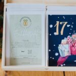 Judith Rakers Instagram - Heute stelle ich euch unseren Bio-Saatgut-Adventskalender in der Holzbox (links im Bild) vor. In der wiederverwendbaren Holzbox findet ihr 24 Saatguttüten, Sisalband und kleine Holzklammern. Damit könnt ihr die mit Weihnachtsmotiven verzierten Saatguttüten aufhängen - an der Wand, am Treppenlauf, an der Tür, über dem Kamin oder wo auch immer ihr Platz dafür habt. Ich habe wieder 24 leckere Bio-Saatgutsorten für euch ausgesucht - andere als im letzten Jahr, damit das Homefarming spannend bleibt für euch. Es sind Gemüsesorten drin, aber auch Kräuter und essbare Blüten. So kommt unglaublich leckere und bunte Vielfalt in euer Zuhause. Das Saatgut ist Bio-zertifiziert und samenfest - das heißt, ihr könnt aus den Pflanzen immer wieder neues Saatgut gewinnen. Abgefüllt wird das Bio-Saatgut für unseren Holzbox-Adventskalender von einem Familienunternehmen in Süddeutschland. 💚Und ganz neu: ihr findet auf JEDER Saatguttüte nicht nur die wichtigsten Infos zu Aussaat-Zeitpunkt, Saattiefe und Ernte, sondern auch einen QR-Code, der euch zu unserem ausführlichen Steckbrief im Homefarming-Magazin führt. Wir liefern euch also noch viele Infos mit, damit der Anbau funktioniert und die Ernte auf jeden Fall reich und lecker wird. 🎄24 Tüten Gemüseglück als Adventskalender- zum Verschenken und Selber-Freuen. Und dann ein ganzes Jahr säen, ernten und genießen. Ihr findet den Kalender unter dem Link in der Bio 🎁 Oder unter www.Homefarming.de/Shop. #geschenkidee #adventskalender #bio-Saatgut #nachhaltigschenken #homefarming #machsdirleckerzuhause
