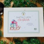 Judith Rakers Instagram - Heute stelle ich euch unseren Bio-Saatgut-Adventskalender in der Holzbox (links im Bild) vor. In der wiederverwendbaren Holzbox findet ihr 24 Saatguttüten, Sisalband und kleine Holzklammern. Damit könnt ihr die mit Weihnachtsmotiven verzierten Saatguttüten aufhängen - an der Wand, am Treppenlauf, an der Tür, über dem Kamin oder wo auch immer ihr Platz dafür habt. Ich habe wieder 24 leckere Bio-Saatgutsorten für euch ausgesucht - andere als im letzten Jahr, damit das Homefarming spannend bleibt für euch. Es sind Gemüsesorten drin, aber auch Kräuter und essbare Blüten. So kommt unglaublich leckere und bunte Vielfalt in euer Zuhause. Das Saatgut ist Bio-zertifiziert und samenfest - das heißt, ihr könnt aus den Pflanzen immer wieder neues Saatgut gewinnen. Abgefüllt wird das Bio-Saatgut für unseren Holzbox-Adventskalender von einem Familienunternehmen in Süddeutschland. 💚Und ganz neu: ihr findet auf JEDER Saatguttüte nicht nur die wichtigsten Infos zu Aussaat-Zeitpunkt, Saattiefe und Ernte, sondern auch einen QR-Code, der euch zu unserem ausführlichen Steckbrief im Homefarming-Magazin führt. Wir liefern euch also noch viele Infos mit, damit der Anbau funktioniert und die Ernte auf jeden Fall reich und lecker wird. 🎄24 Tüten Gemüseglück als Adventskalender- zum Verschenken und Selber-Freuen. Und dann ein ganzes Jahr säen, ernten und genießen. Ihr findet den Kalender unter dem Link in der Bio 🎁 Oder unter www.Homefarming.de/Shop. #geschenkidee #adventskalender #bio-Saatgut #nachhaltigschenken #homefarming #machsdirleckerzuhause
