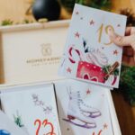 Judith Rakers Instagram - Heute stelle ich euch unseren Bio-Saatgut-Adventskalender in der Holzbox (links im Bild) vor. In der wiederverwendbaren Holzbox findet ihr 24 Saatguttüten, Sisalband und kleine Holzklammern. Damit könnt ihr die mit Weihnachtsmotiven verzierten Saatguttüten aufhängen - an der Wand, am Treppenlauf, an der Tür, über dem Kamin oder wo auch immer ihr Platz dafür habt. Ich habe wieder 24 leckere Bio-Saatgutsorten für euch ausgesucht - andere als im letzten Jahr, damit das Homefarming spannend bleibt für euch. Es sind Gemüsesorten drin, aber auch Kräuter und essbare Blüten. So kommt unglaublich leckere und bunte Vielfalt in euer Zuhause. Das Saatgut ist Bio-zertifiziert und samenfest - das heißt, ihr könnt aus den Pflanzen immer wieder neues Saatgut gewinnen. Abgefüllt wird das Bio-Saatgut für unseren Holzbox-Adventskalender von einem Familienunternehmen in Süddeutschland. 💚Und ganz neu: ihr findet auf JEDER Saatguttüte nicht nur die wichtigsten Infos zu Aussaat-Zeitpunkt, Saattiefe und Ernte, sondern auch einen QR-Code, der euch zu unserem ausführlichen Steckbrief im Homefarming-Magazin führt. Wir liefern euch also noch viele Infos mit, damit der Anbau funktioniert und die Ernte auf jeden Fall reich und lecker wird. 🎄24 Tüten Gemüseglück als Adventskalender- zum Verschenken und Selber-Freuen. Und dann ein ganzes Jahr säen, ernten und genießen. Ihr findet den Kalender unter dem Link in der Bio 🎁 Oder unter www.Homefarming.de/Shop. #geschenkidee #adventskalender #bio-Saatgut #nachhaltigschenken #homefarming #machsdirleckerzuhause