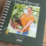 Judith Rakers Instagram - KALENDERVORSTELLUNG: Ein Jahreskalender, der gleichzeitig Gartentagebuch ist und euch beim Planen, Säen, Pflegen und Ernten des Gemüses hilft. Und bei der Organisation eurer eigenen kleinen Farm (Balkon zählt auch 😉) hilft er euch auch. Heute schaue ich mal etwas ausführlicher rein mit euch, denn in diesem Kalender gibt es viel zu entdecken … Ihr bekommt den Jahreskalender unter www.Homefarming.de… (Link oben in der Bio). #homefarming #machsdirleckerzuhause #gartenkalender #werbungineigenersache