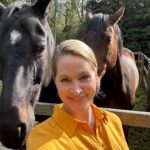 Judith Rakers Instagram - Selfies mit Sazou 🧡… #herzenspferd #sazoumeinmädchen #meinekleineFarm