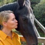 Judith Rakers Instagram - Selfies mit Sazou 🧡… #herzenspferd #sazoumeinmädchen #meinekleineFarm