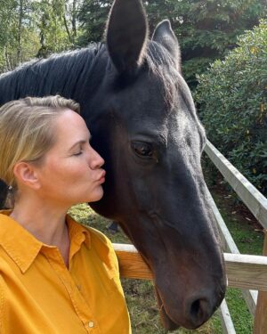 Judith Rakers Instagram - Selfies mit Sazou 🧡… #herzenspferd #sazoumeinmädchen #meinekleineFarm