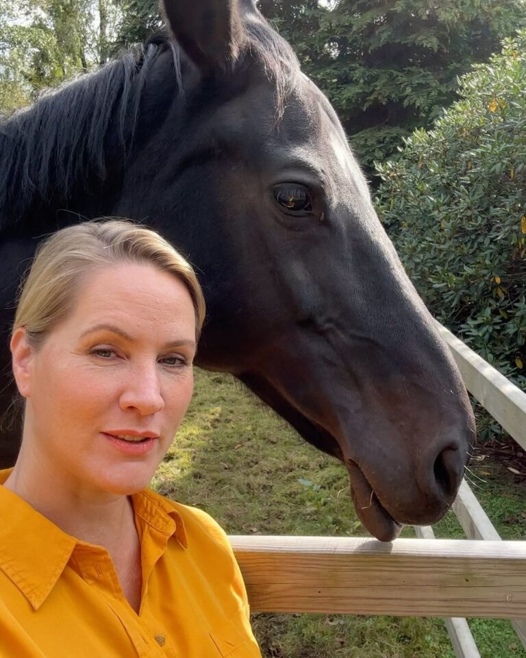 Judith Rakers Instagram - Selfies mit Sazou 🧡… #herzenspferd #sazoumeinmädchen #meinekleineFarm