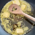 Judith Rakers Instagram - Wenn es doch bis zu euch duften könnte… der Salbei im Kräuterbeet ist einfach ein Fest für alle Sinne und hier kommt eine ganz schnelle und einfache Zubereitungsidee: Butter in der Pfanne schmelzen, Knoblauchzehe hineindrücken, Salbeiblätter dazugeben. Derweil Spaghetti al dente kochen. Zur Salbeibutter in die Pfanne tun, durchmischen, Salz und Pfeffer dazu, Parmesan hobeln und ab auf den Tisch mit der Pfanne (wir sind da handfest im Farmteam ;-) Sooo lecker. Ich kann meinen Farmengeln zwar keine Kantine bieten oder schicke Lunch-Restaurants in der Nachbarschaft, aber dafür einen leckeren Garten :-) #homefarming #farmteam #salbei #homegrownfood #machsdirleckerzuhause #leckerarbeiten