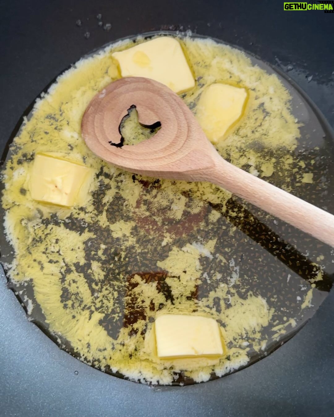 Judith Rakers - 10.9K Likes - Wenn es doch bis zu euch duften könnte… der Salbei im Kräuterbeet ist einfach ein Fest für alle Sinne und hier kommt eine ganz schnelle und einfache Zubereitungsidee: Butter in der Pfanne schmelzen, Knoblauchzehe hineindrücken, Salbeiblätter dazugeben. Derweil Spaghetti al dente kochen. Zur Salbeibutter in die Pfanne tun, durchmischen, Salz und Pfeffer dazu, Parmesan hobeln und ab auf den Tisch mit der Pfanne (wir sind da handfest im Farmteam ;-) Sooo lecker. Ich kann meinen Farmengeln zwar keine Kantine bieten oder schicke Lunch-Restaurants in der Nachbarschaft, aber dafür einen leckeren Garten :-) #homefarming #farmteam #salbei #homegrownfood #machsdirleckerzuhause #leckerarbeiten