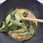 Judith Rakers Instagram - Wenn es doch bis zu euch duften könnte… der Salbei im Kräuterbeet ist einfach ein Fest für alle Sinne und hier kommt eine ganz schnelle und einfache Zubereitungsidee: Butter in der Pfanne schmelzen, Knoblauchzehe hineindrücken, Salbeiblätter dazugeben. Derweil Spaghetti al dente kochen. Zur Salbeibutter in die Pfanne tun, durchmischen, Salz und Pfeffer dazu, Parmesan hobeln und ab auf den Tisch mit der Pfanne (wir sind da handfest im Farmteam ;-) Sooo lecker. Ich kann meinen Farmengeln zwar keine Kantine bieten oder schicke Lunch-Restaurants in der Nachbarschaft, aber dafür einen leckeren Garten :-) #homefarming #farmteam #salbei #homegrownfood #machsdirleckerzuhause #leckerarbeiten