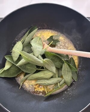 Judith Rakers Instagram - Wenn es doch bis zu euch duften könnte… der Salbei im Kräuterbeet ist einfach ein Fest für alle Sinne und hier kommt eine ganz schnelle und einfache Zubereitungsidee: Butter in der Pfanne schmelzen, Knoblauchzehe hineindrücken, Salbeiblätter dazugeben. Derweil Spaghetti al dente kochen. Zur Salbeibutter in die Pfanne tun, durchmischen, Salz und Pfeffer dazu, Parmesan hobeln  und ab auf den Tisch mit der Pfanne (wir sind da handfest im Farmteam ;-) Sooo lecker. Ich kann meinen Farmengeln zwar keine Kantine bieten oder schicke Lunch-Restaurants in der Nachbarschaft, aber dafür einen leckeren Garten :-) #homefarming #farmteam #salbei #homegrownfood #machsdirleckerzuhause #leckerarbeiten