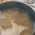 Judith Rakers Instagram - Wenn es doch bis zu euch duften könnte… der Salbei im Kräuterbeet ist einfach ein Fest für alle Sinne und hier kommt eine ganz schnelle und einfache Zubereitungsidee: Butter in der Pfanne schmelzen, Knoblauchzehe hineindrücken, Salbeiblätter dazugeben. Derweil Spaghetti al dente kochen. Zur Salbeibutter in die Pfanne tun, durchmischen, Salz und Pfeffer dazu, Parmesan hobeln und ab auf den Tisch mit der Pfanne (wir sind da handfest im Farmteam ;-) Sooo lecker. Ich kann meinen Farmengeln zwar keine Kantine bieten oder schicke Lunch-Restaurants in der Nachbarschaft, aber dafür einen leckeren Garten :-) #homefarming #farmteam #salbei #homegrownfood #machsdirleckerzuhause #leckerarbeiten