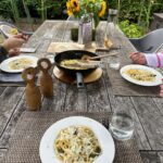 Judith Rakers Instagram - Wenn es doch bis zu euch duften könnte… der Salbei im Kräuterbeet ist einfach ein Fest für alle Sinne und hier kommt eine ganz schnelle und einfache Zubereitungsidee: Butter in der Pfanne schmelzen, Knoblauchzehe hineindrücken, Salbeiblätter dazugeben. Derweil Spaghetti al dente kochen. Zur Salbeibutter in die Pfanne tun, durchmischen, Salz und Pfeffer dazu, Parmesan hobeln und ab auf den Tisch mit der Pfanne (wir sind da handfest im Farmteam ;-) Sooo lecker. Ich kann meinen Farmengeln zwar keine Kantine bieten oder schicke Lunch-Restaurants in der Nachbarschaft, aber dafür einen leckeren Garten :-) #homefarming #farmteam #salbei #homegrownfood #machsdirleckerzuhause #leckerarbeiten