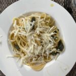 Judith Rakers Instagram - Wenn es doch bis zu euch duften könnte… der Salbei im Kräuterbeet ist einfach ein Fest für alle Sinne und hier kommt eine ganz schnelle und einfache Zubereitungsidee: Butter in der Pfanne schmelzen, Knoblauchzehe hineindrücken, Salbeiblätter dazugeben. Derweil Spaghetti al dente kochen. Zur Salbeibutter in die Pfanne tun, durchmischen, Salz und Pfeffer dazu, Parmesan hobeln und ab auf den Tisch mit der Pfanne (wir sind da handfest im Farmteam ;-) Sooo lecker. Ich kann meinen Farmengeln zwar keine Kantine bieten oder schicke Lunch-Restaurants in der Nachbarschaft, aber dafür einen leckeren Garten :-) #homefarming #farmteam #salbei #homegrownfood #machsdirleckerzuhause #leckerarbeiten